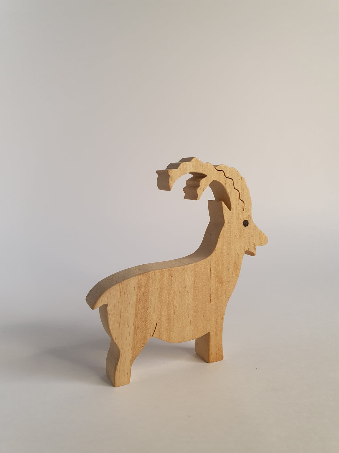 Bouquetin décoratif en bois